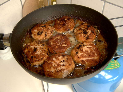 Fiskefrikadeller med fldestuvet spinat og nye kartofler