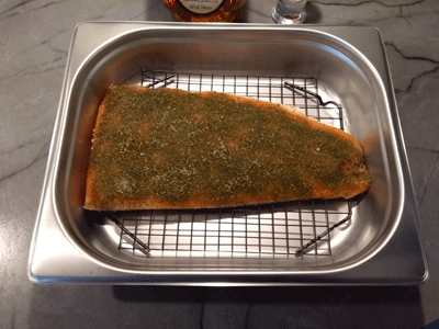 The salmon is placed on a grid in the new Gastrobakke. The salmon can be seen here after 1 day in the fridge