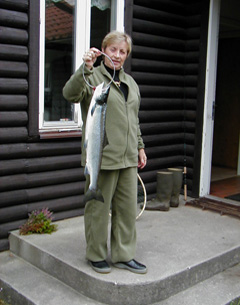 Bente with Jrgen's 3.6 kg salmon from Stensn caught in Grobemllen