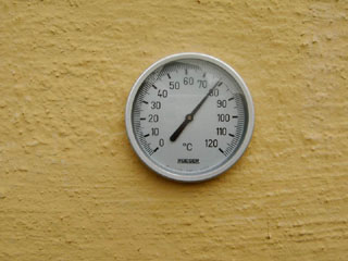 Det gamle bimetal termometer p fronten