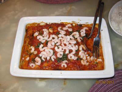 Seithe in spicy coconut milk with shrimp, rice / bread and herbs