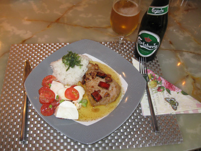 Tuna steak with rice and tomato salad with mozzarella