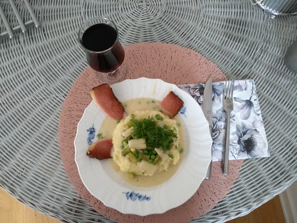 Asparagus Frikasse with smoked Hamburgerback and mashed potatoes