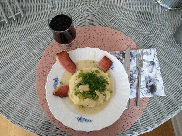 Asparagus Fricassee with smoked Hamburger Back and mashed potatoes