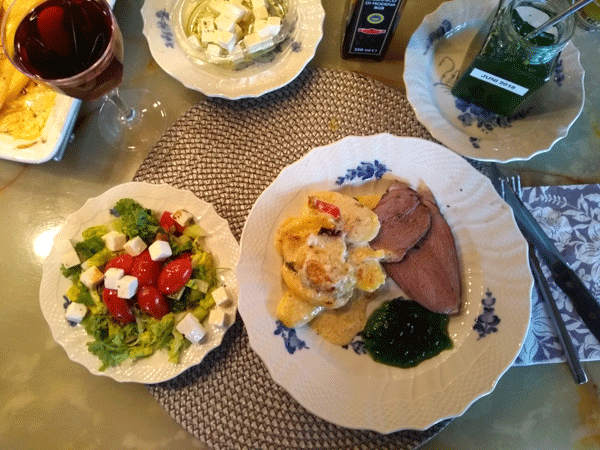 Marineret lammeklle med fldestuvede kartofler og Shopska Salat