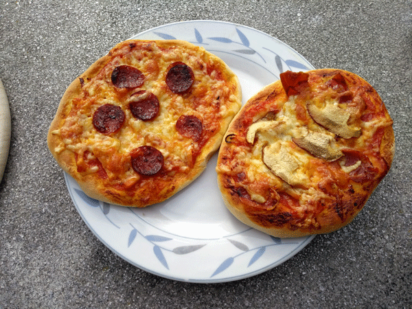De to sm pizzaer er laver af brnene p rester