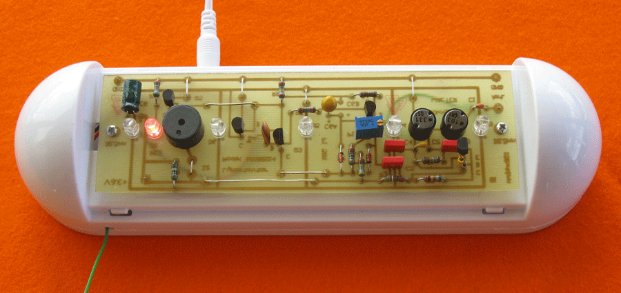 Det frdige printkort uden TL431C.
Bunden vist med 2200 uF elektrolyt kondensator