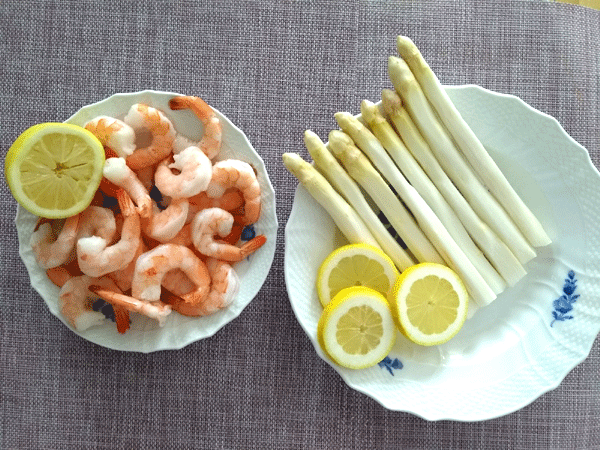 Large tiger prawns with white asparagus 