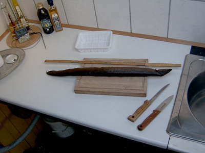 Filleting of smoked eel for lunchbox