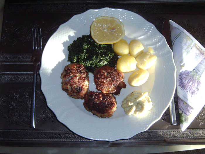 Fiskefrikadeller med fldestuvet spinat og nye kartofler