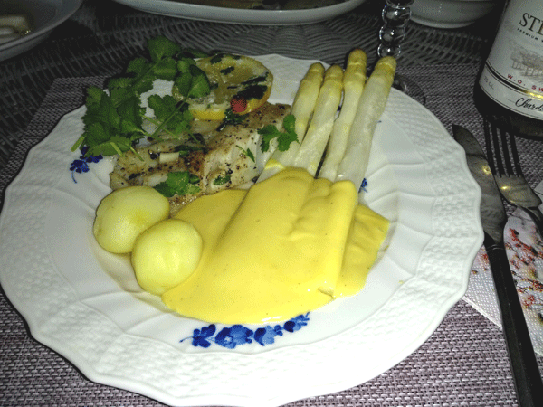 Dampet lyssej filet med grntsager og hvide asparges