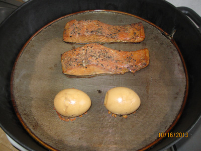 Sunny eggs with smoked salmon for 2 people for lunch