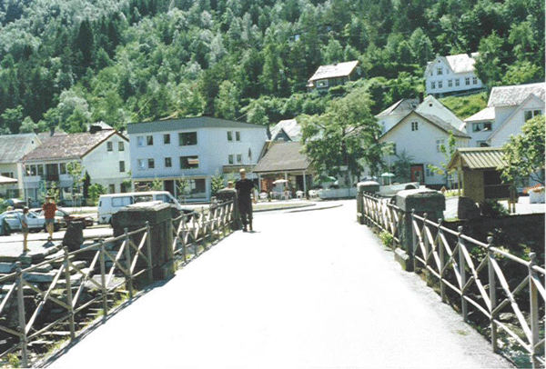 Starting point from the town of Hellesylt. 2 km upstream of the river is the kiosk