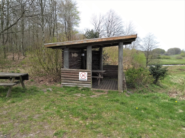 The shelter at Hodde S is a nice place to eat your packed lunch in rainy weather